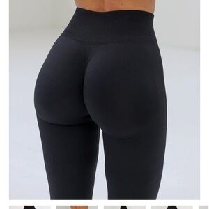 Lazuli Label Scrunch Seamless Ribbed Contour Leggings - XS in black